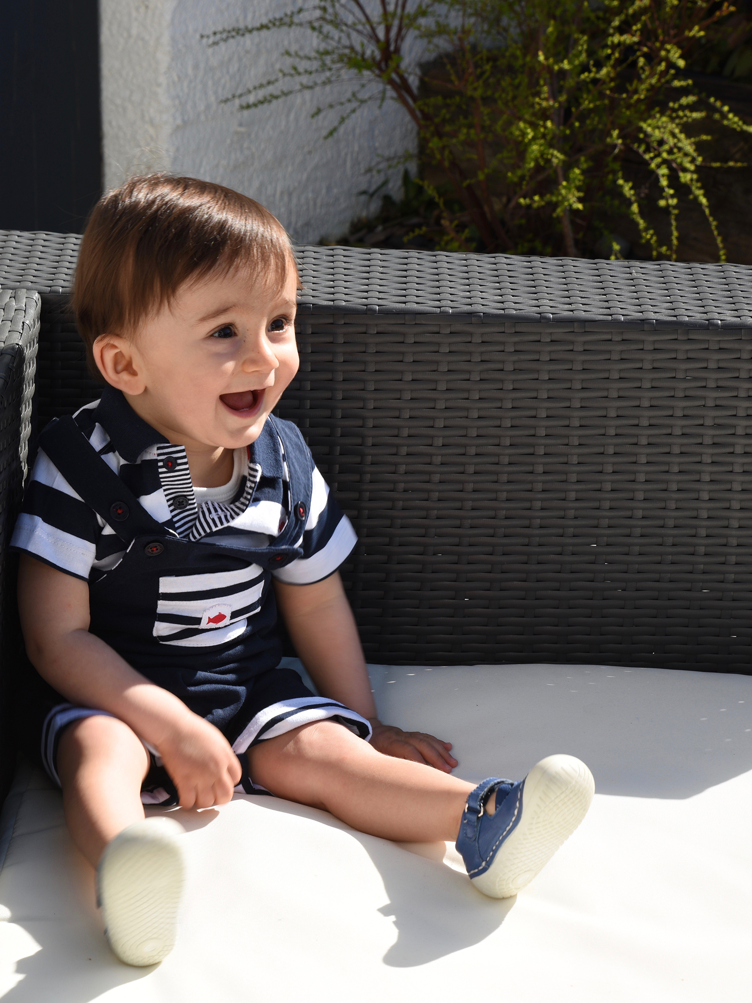 l'enfant avec ses chaussures bébé