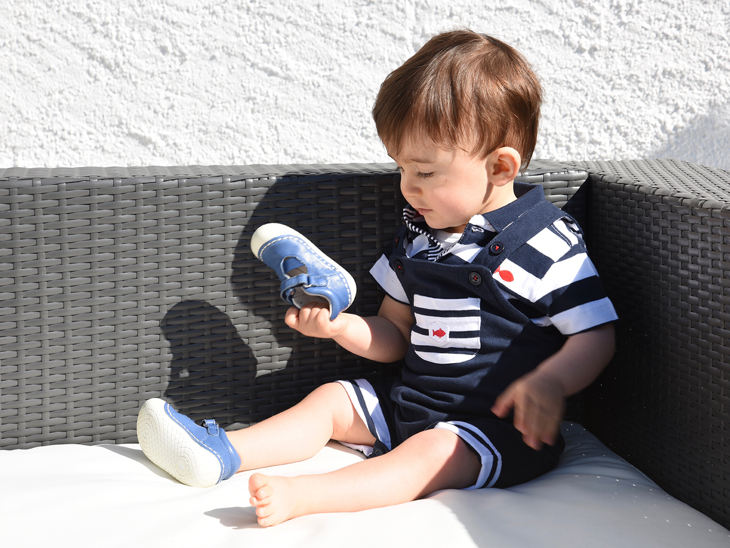 enfant regardant ses chaussures bébé